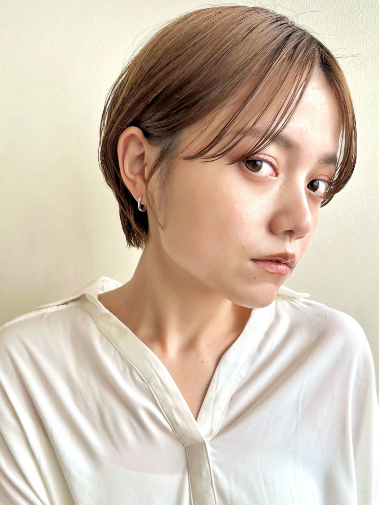 short bob × beige